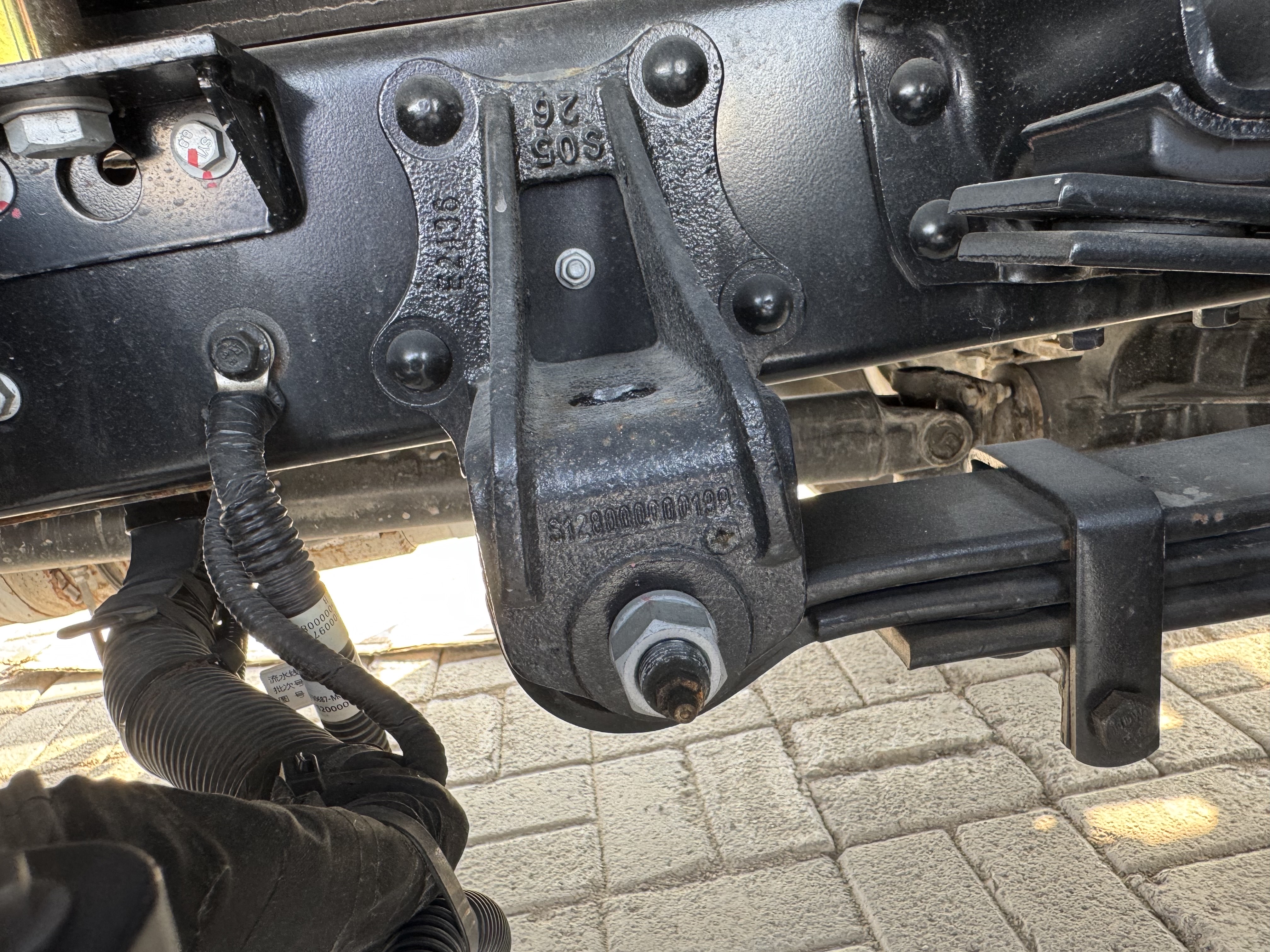 TMA-003-XCMG-GKS285-Truck-mounted-boom-lifts-inspection-Hydraulics-Hydraulic-pins-/-locks-1