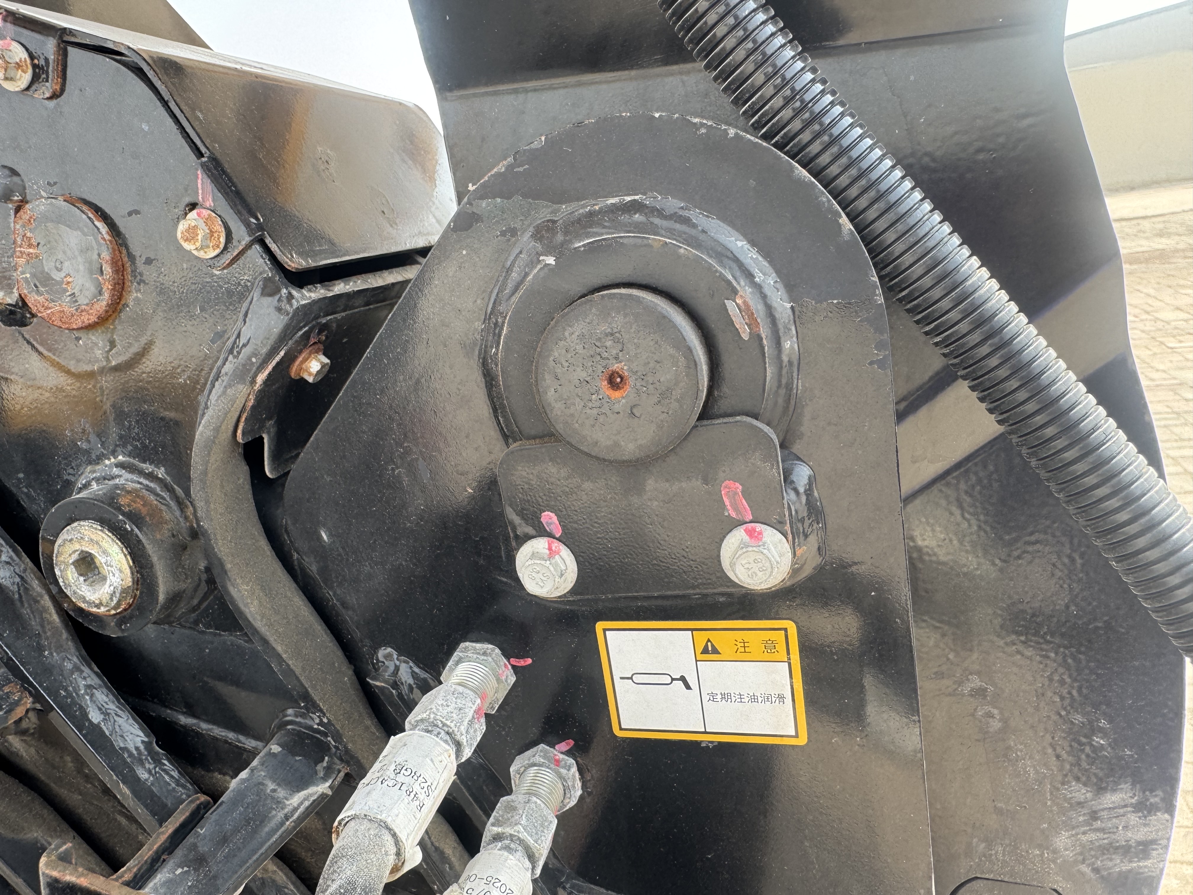 TMA-003-XCMG-GKS285-Truck-mounted-boom-lifts-inspection-Hydraulics-Hydraulic-pins-/-locks-1