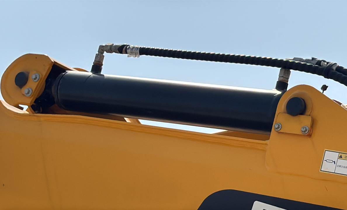 TMA-003-XCMG-GKS285-Truck-mounted-boom-lifts-inspection-Hydraulics-Boom-extension-cylinder-1
