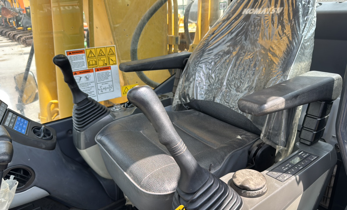 MDX-023-Komatsu-PC195LC-8-Medium-excavators-inspection-Cabin-Seats/armrests-1