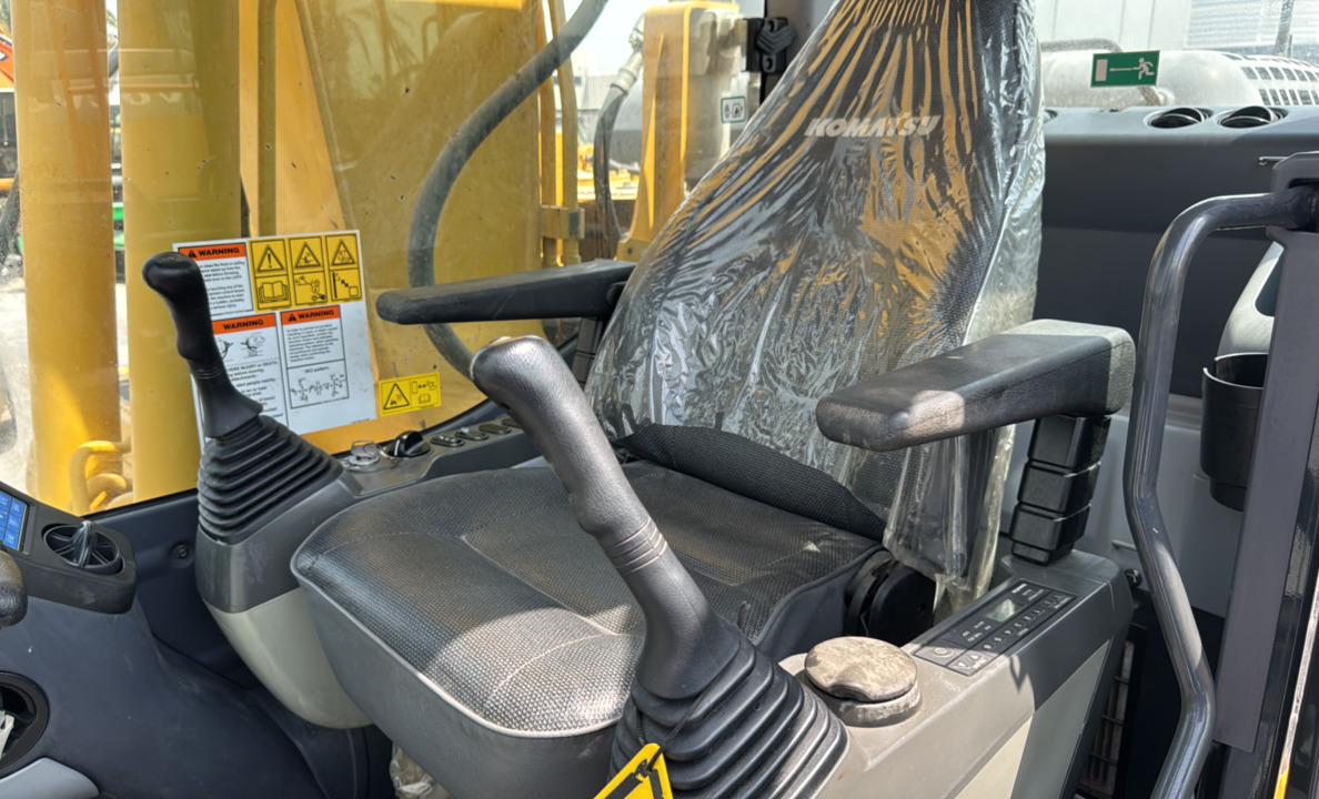 MDX-023-Komatsu-PC195LC-8-Medium-excavators-inspection-Cabin-Seats/armrests-1
