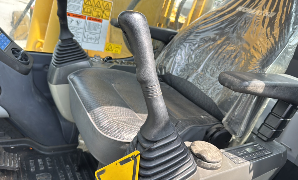MDX-023-Komatsu-PC195LC-8-Medium-excavators-inspection-Cabin-Joysticks-1