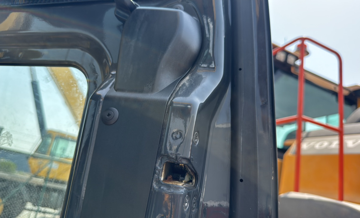 MDX-023-Komatsu-PC195LC-8-Medium-excavators-inspection-Cabin-Door-handles-1