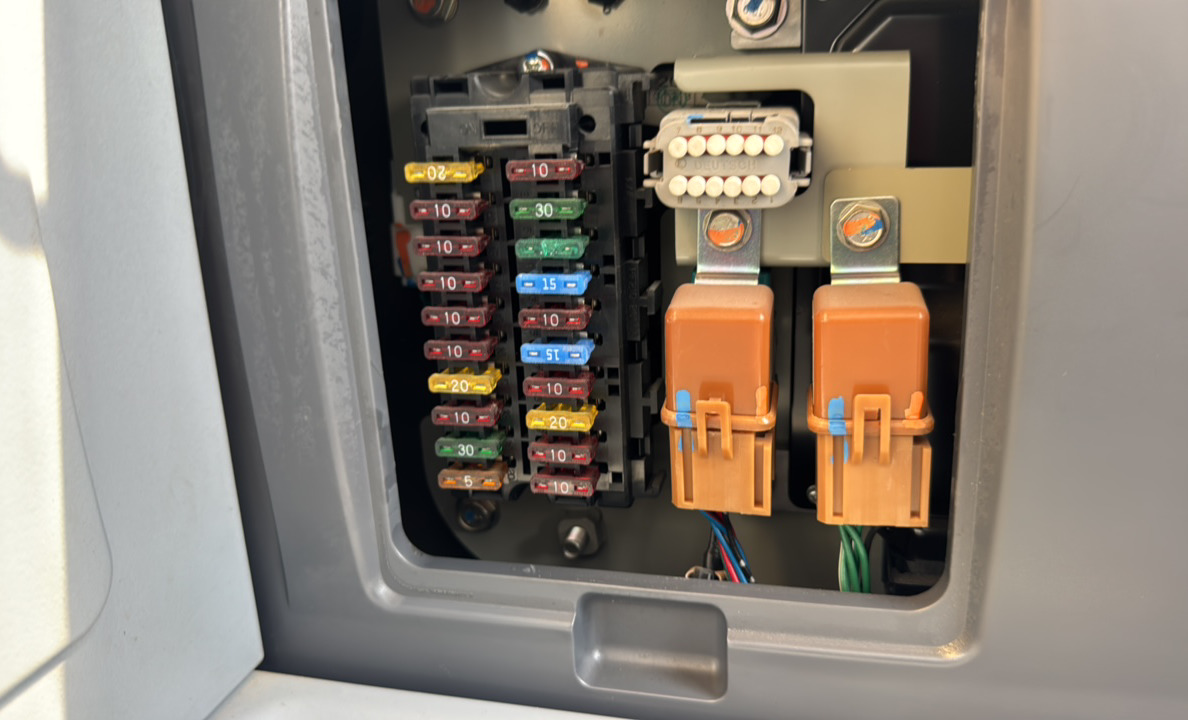 MDX-023-Komatsu-PC195LC-8-Medium-excavators-inspection-Electronics-Fuse-box-1