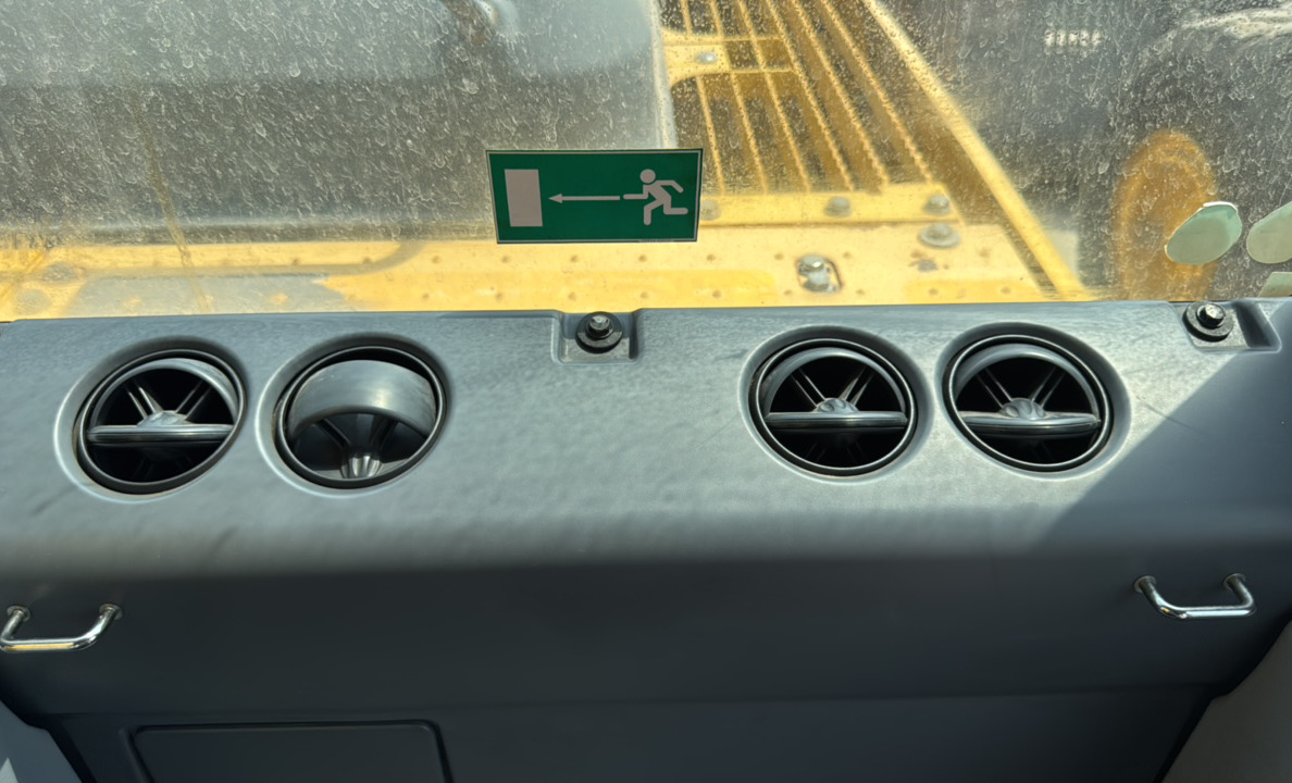 MDX-023-Komatsu-PC195LC-8-Medium-excavators-inspection-Air-conditioning-Vents-and-air-flow-1