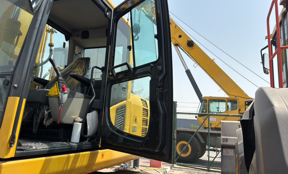 MDX-023-Komatsu-PC195LC-8-Medium-excavators-inspection-Structure-Doors-1