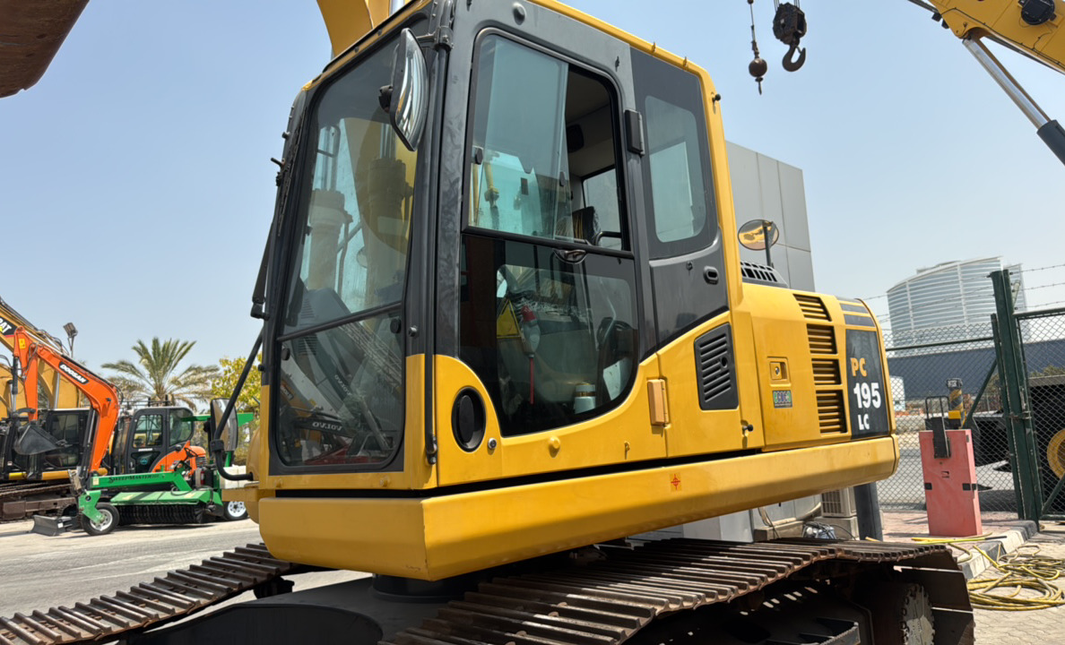 MDX-023-Komatsu-PC195LC-8-Medium-excavators-inspection-Structure-Paint-1