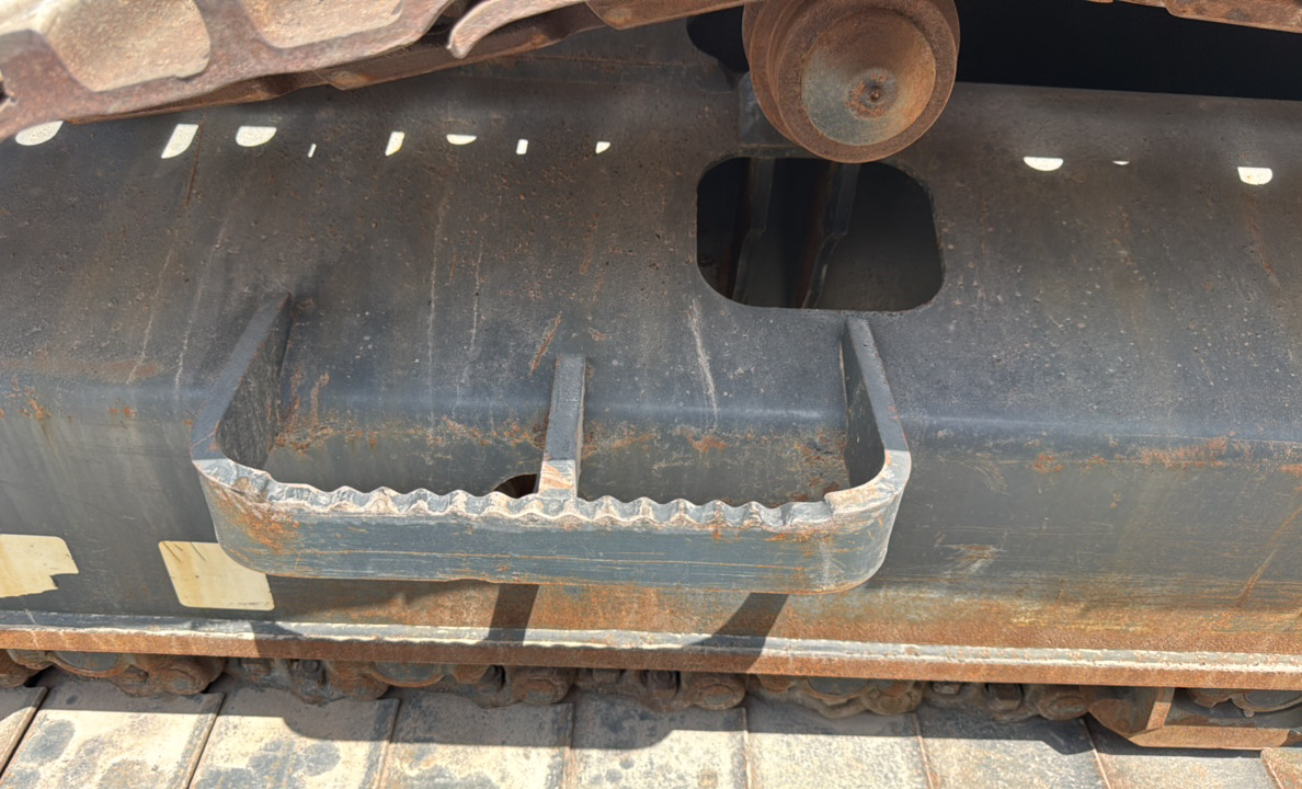 MDX-023-Komatsu-PC195LC-8-Medium-excavators-inspection-Structure-Steps/ladders-1