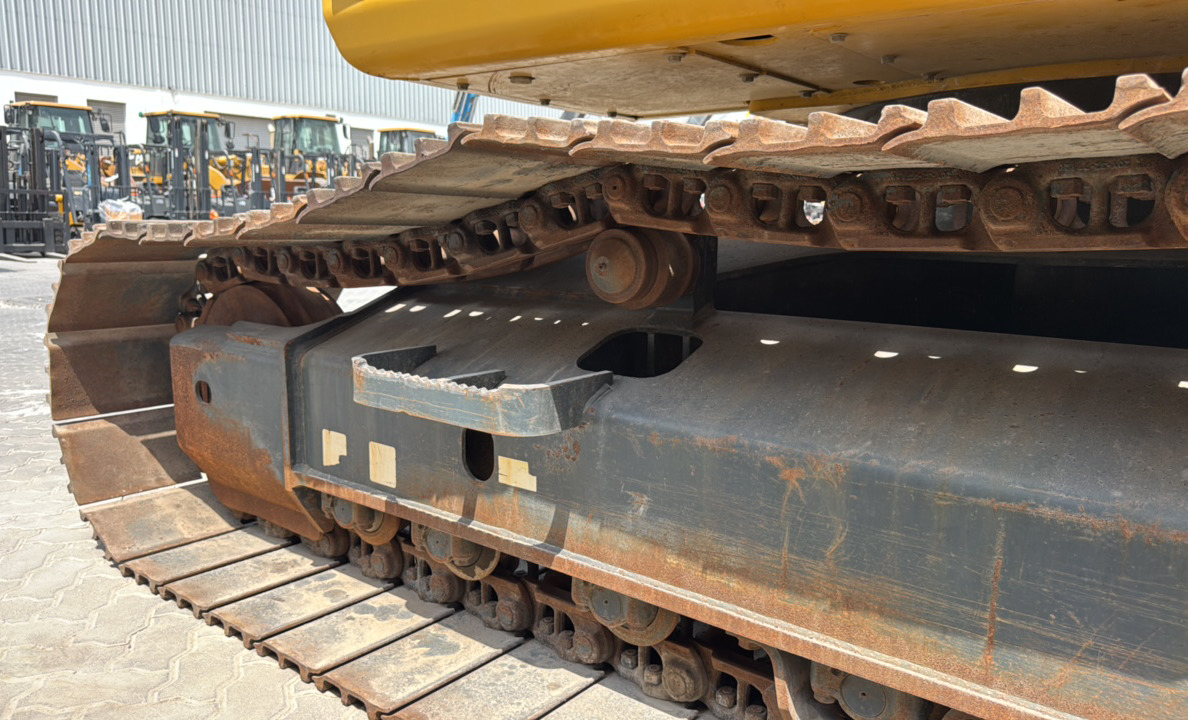 MDX-023-Komatsu-PC195LC-8-Medium-excavators-inspection-Undercarriage-Left-track-tensioner-1