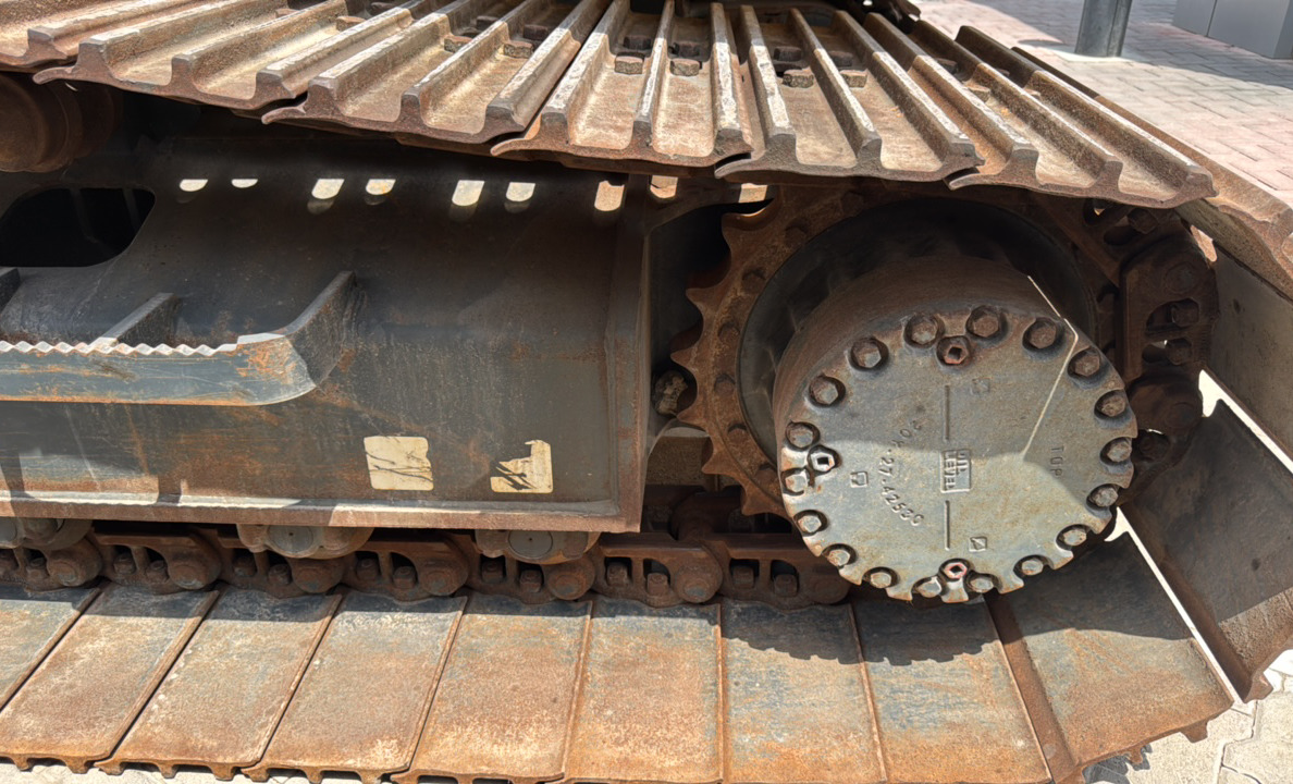 MDX-023-Komatsu-PC195LC-8-Medium-excavators-inspection-Undercarriage-Left-track-tensioner-1
