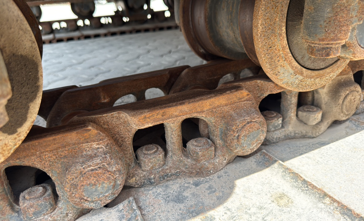 MDX-023-Komatsu-PC195LC-8-Medium-excavators-inspection-Undercarriage-Left-track-rollers-1