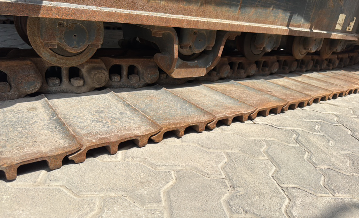 MDX-023-Komatsu-PC195LC-8-Medium-excavators-inspection-Undercarriage-Left-track-rollers-1