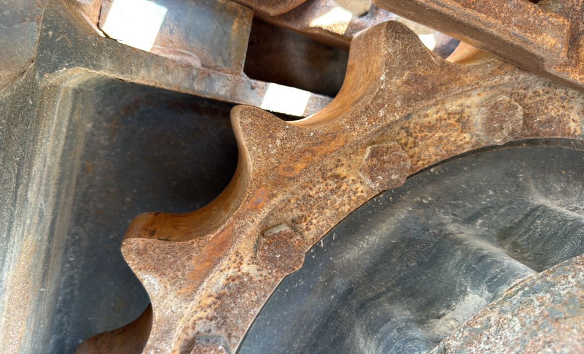 MDX-023-Komatsu-PC195LC-8-Medium-excavators-inspection-Undercarriage-Left-sprocket-1