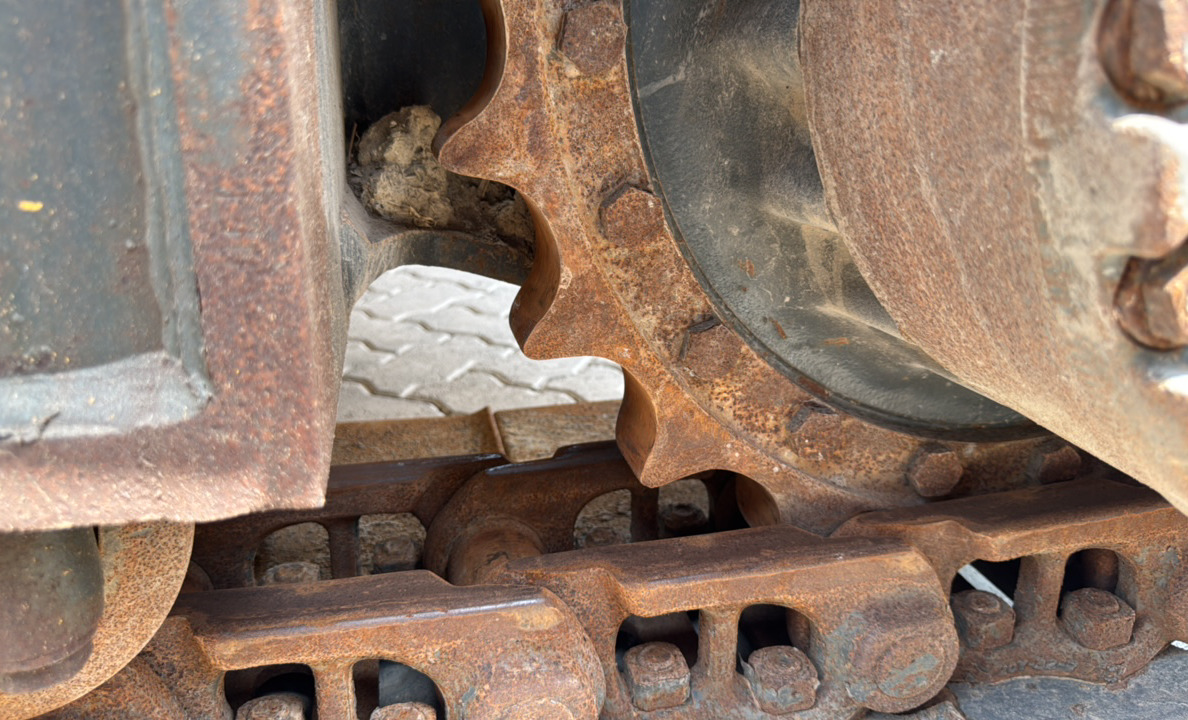 MDX-023-Komatsu-PC195LC-8-Medium-excavators-inspection-Undercarriage-Left-sprocket-1