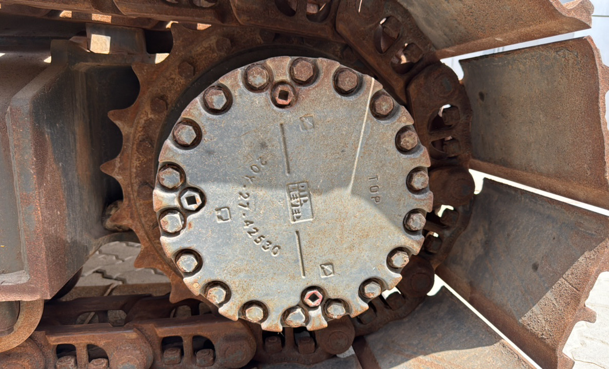 MDX-023-Komatsu-PC195LC-8-Medium-excavators-inspection-Undercarriage-Final-drive-1
