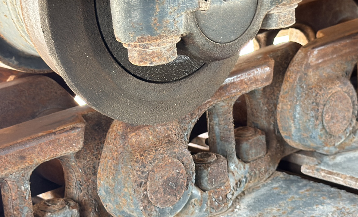 MDX-023-Komatsu-PC195LC-8-Medium-excavators-inspection-Undercarriage-Left-track-rollers-3