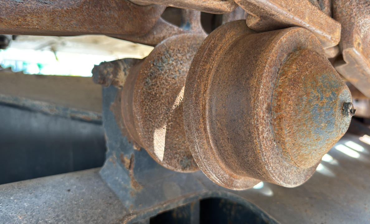 MDX-023-Komatsu-PC195LC-8-Medium-excavators-inspection-Undercarriage-Left-carrier-rollers-1