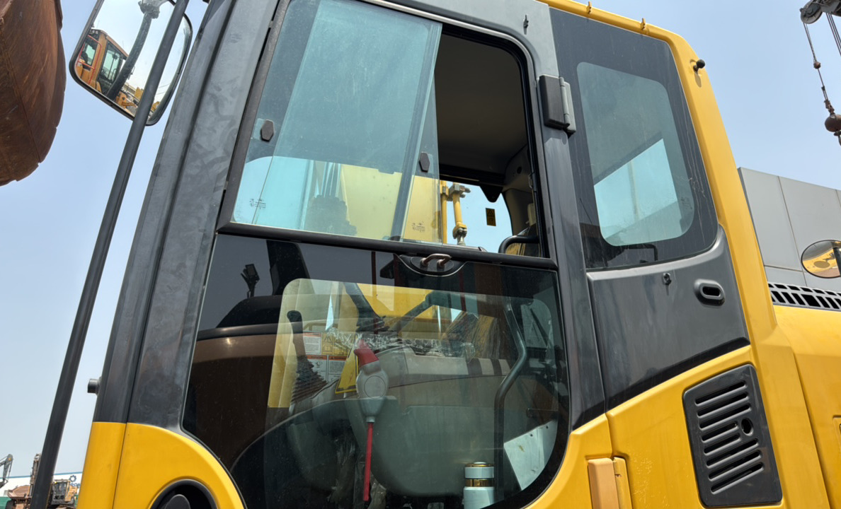 MDX-023-Komatsu-PC195LC-8-Medium-excavators-inspection-Safety-Glass-1