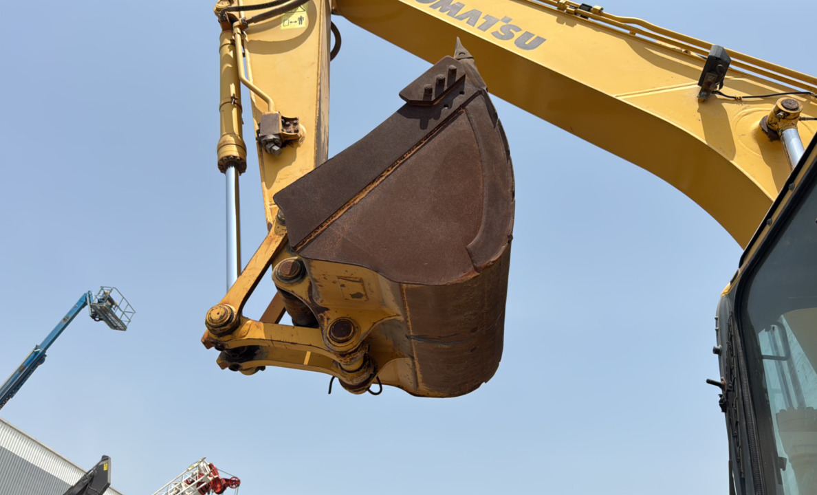 MDX-023-Komatsu-PC195LC-8-Medium-excavators-inspection-Attachment-Excavator-bucket-1