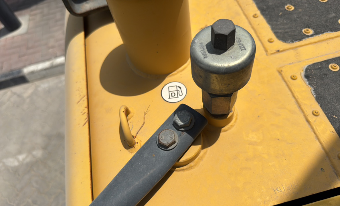 MDX-023-Komatsu-PC195LC-8-Medium-excavators-inspection-Engine-Fuel-tank-1