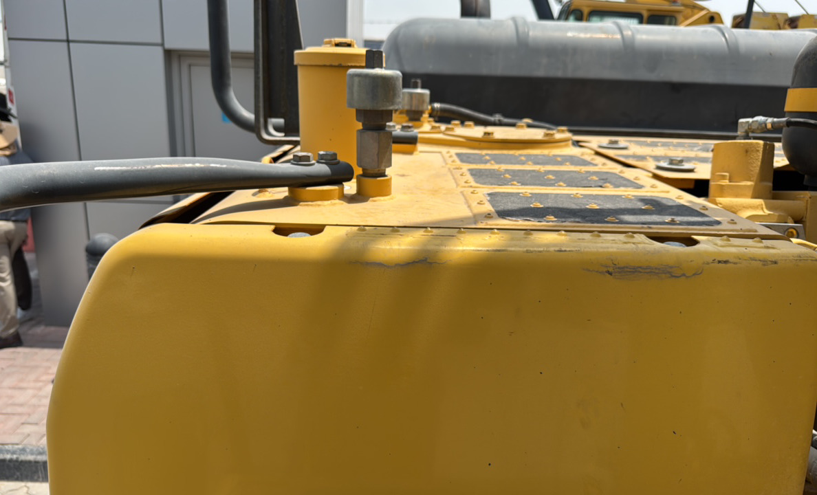 MDX-023-Komatsu-PC195LC-8-Medium-excavators-inspection-Engine-Fuel-tank-1