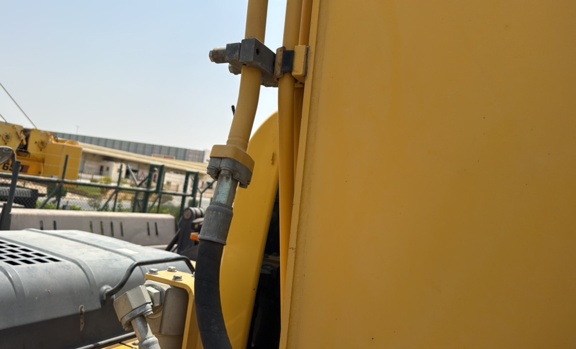 MDX-023-Komatsu-PC195LC-8-Medium-excavators-inspection-Hydraulics-Attachment-piping-1