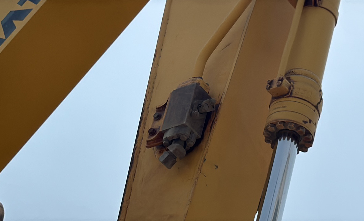 MDX-023-Komatsu-PC195LC-8-Medium-excavators-inspection-Hydraulics-Attachment-piping-1