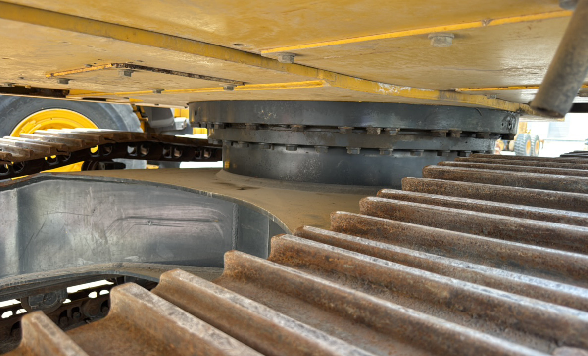 MDX-023-Komatsu-PC195LC-8-Medium-excavators-inspection-Hydraulics-Center-swivel-joint-1