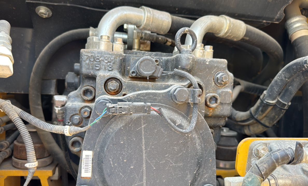 MDX-023-Komatsu-PC195LC-8-Medium-excavators-inspection-Hydraulics-Hydraulic-pump-1