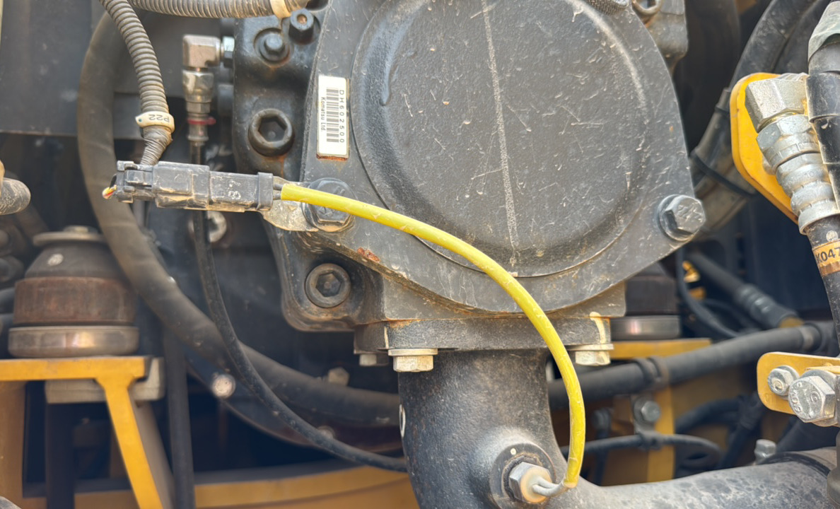 MDX-023-Komatsu-PC195LC-8-Medium-excavators-inspection-Hydraulics-Hydraulic-pump-1