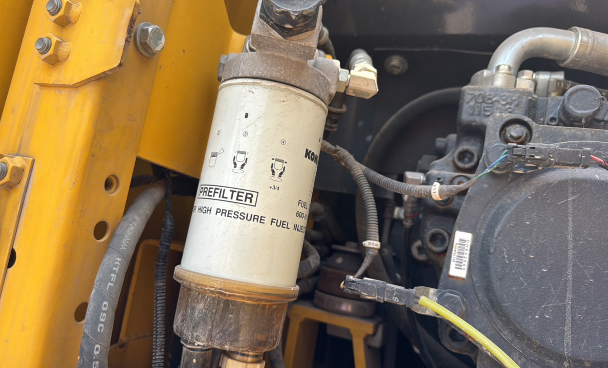 MDX-023-Komatsu-PC195LC-8-Medium-excavators-inspection-Engine-Fuel-leaks-1