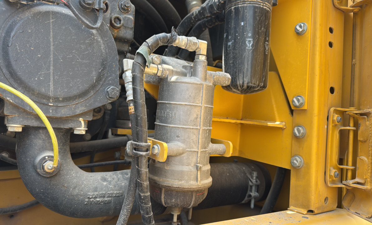 MDX-023-Komatsu-PC195LC-8-Medium-excavators-inspection-Engine-Fuel-leaks-1