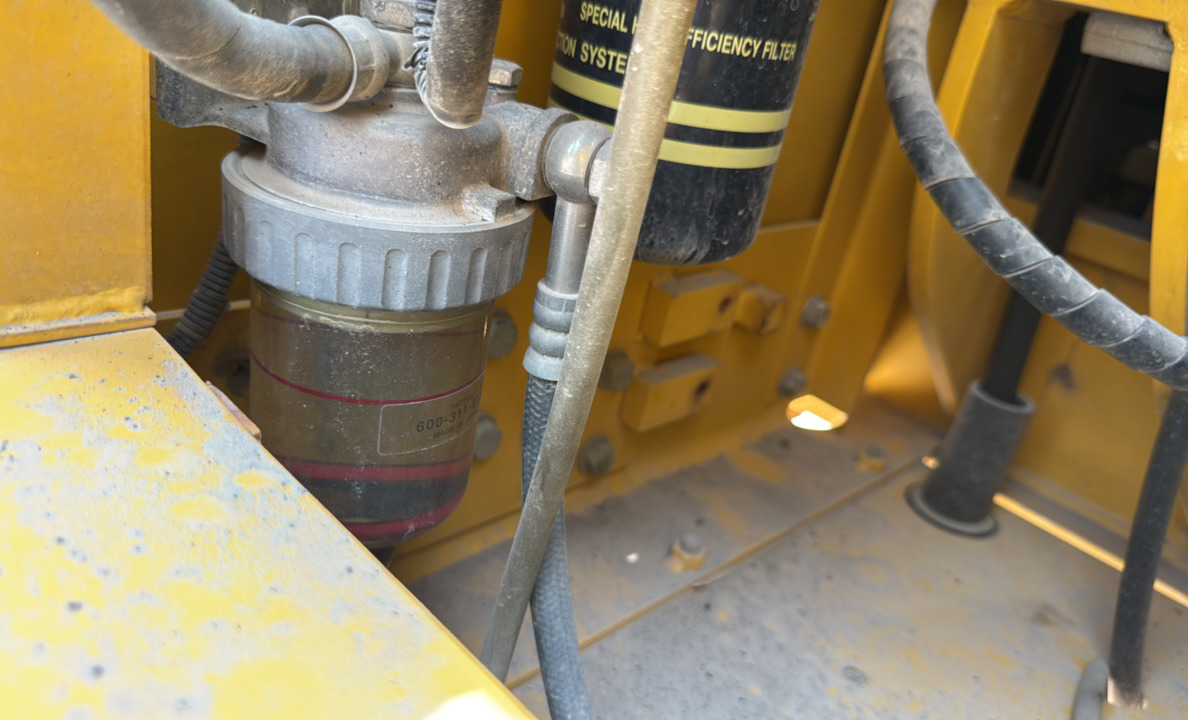 MDX-023-Komatsu-PC195LC-8-Medium-excavators-inspection-Engine-Fuel-leaks-1