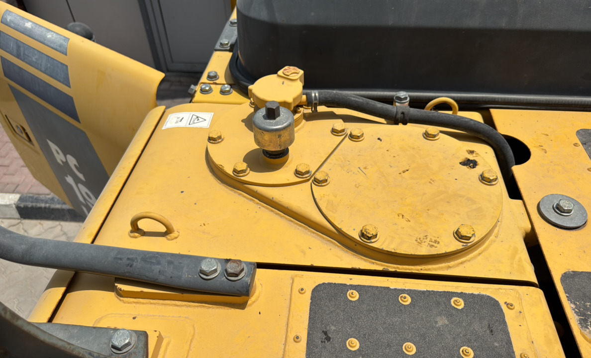 MDX-023-Komatsu-PC195LC-8-Medium-excavators-inspection-Hydraulics-Hydraulic-Tank-1