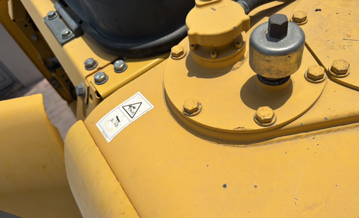 MDX-023-Komatsu-PC195LC-8-Medium-excavators-inspection-Hydraulics-Hydraulic-Tank-1