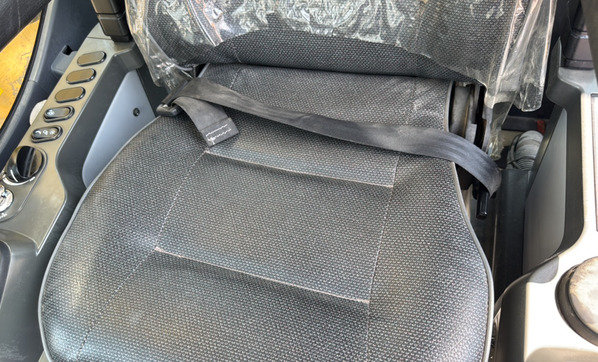 MDX-023-Komatsu-PC195LC-8-Medium-excavators-inspection-Safety-Seat-belts-1