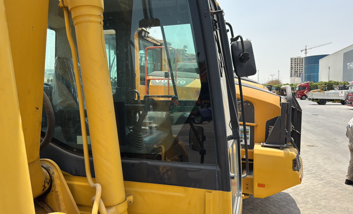 MDX-023-Komatsu-PC195LC-8-Medium-excavators-inspection-Safety-Glass-4
