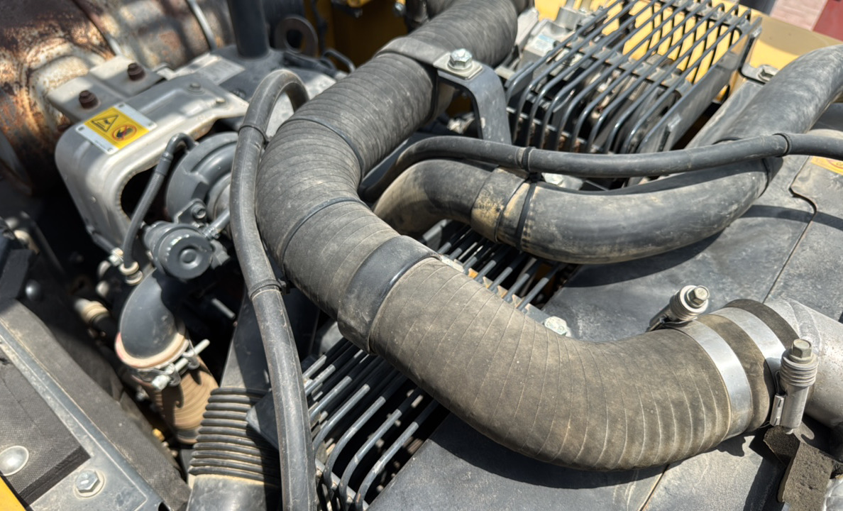MDX-023-Komatsu-PC195LC-8-Medium-excavators-inspection-Engine-Hoses-1