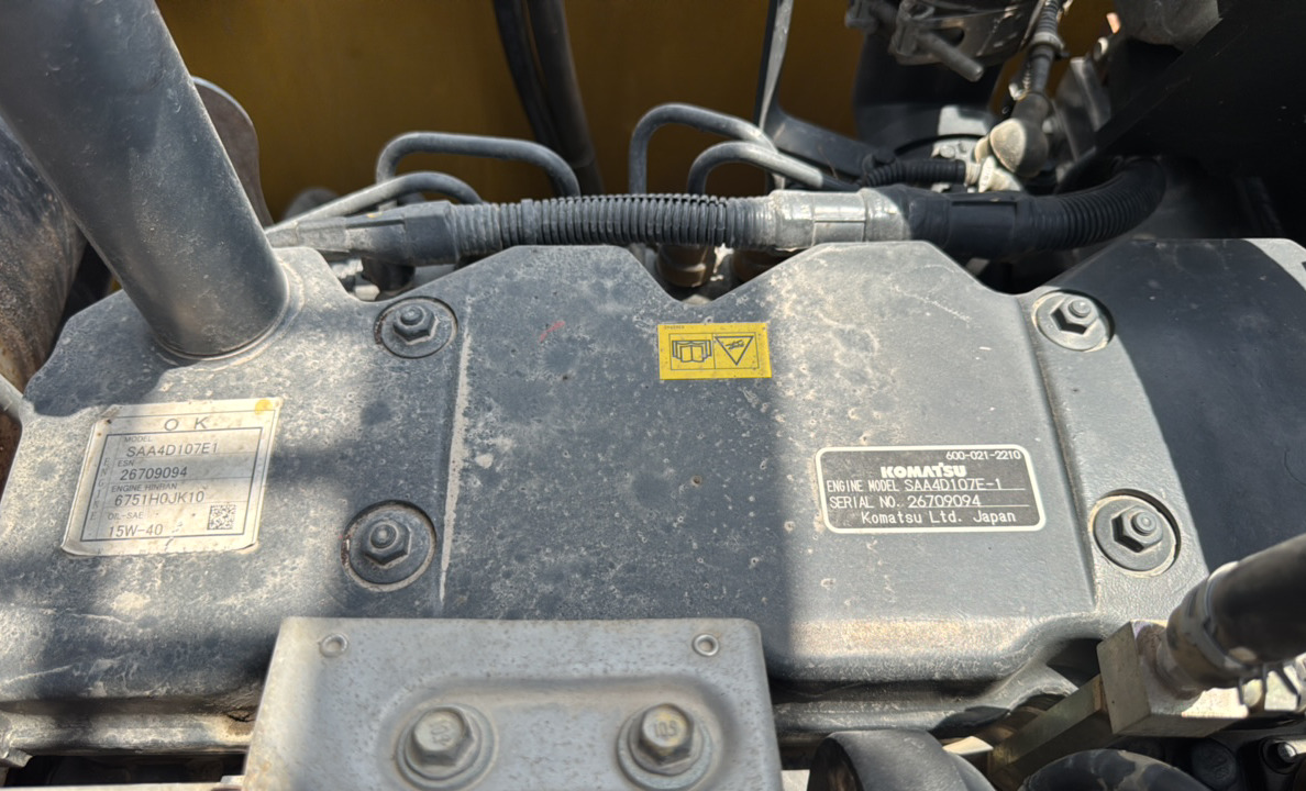 MDX-023-Komatsu-PC195LC-8-Medium-excavators-inspection-Engine-Engine-oil-leaks-1