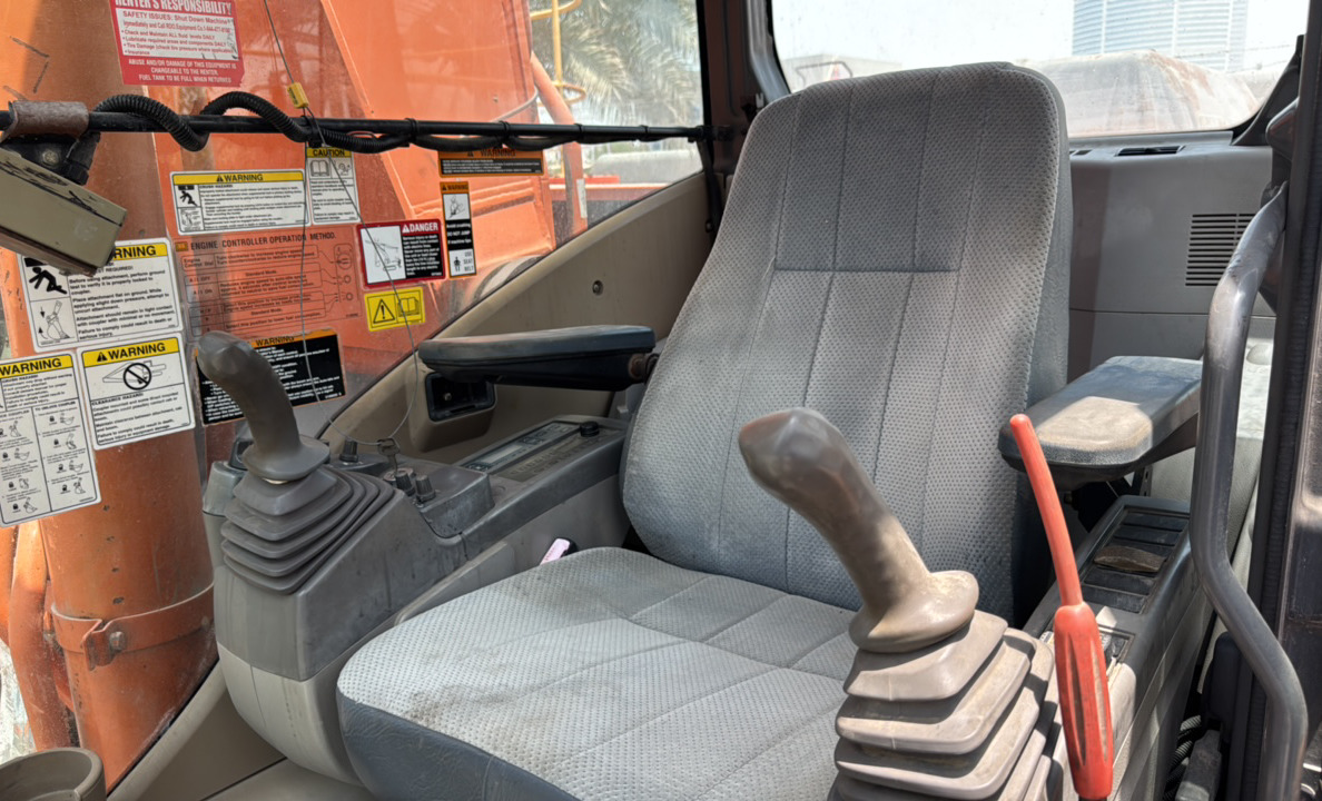 MDX-026-Hitachi-ZX350LC-3-Medium-excavators-inspection-Cabin-Seats/armrests-1