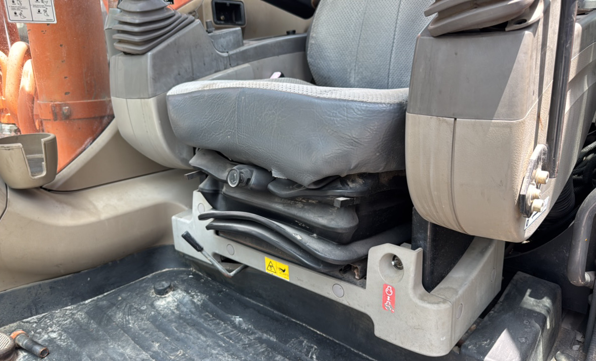 MDX-026-Hitachi-ZX350LC-3-Medium-excavators-inspection-Cabin-Seats/armrests-1