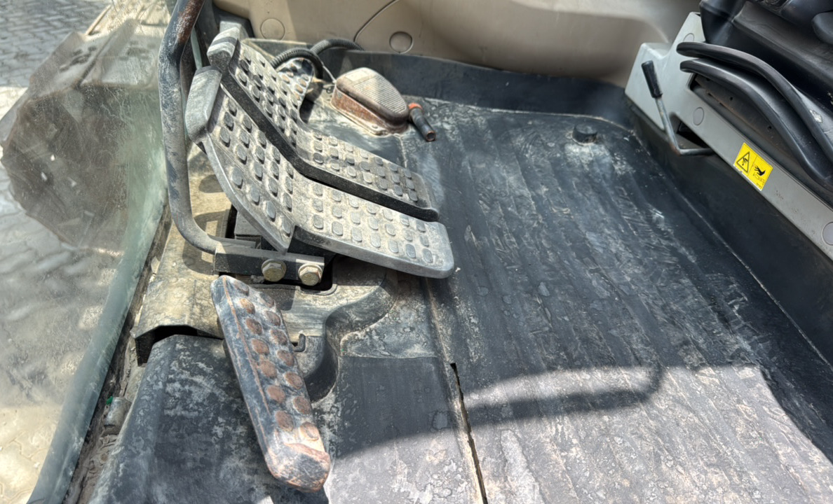 MDX-026-Hitachi-ZX350LC-3-Medium-excavators-inspection-Cabin-Pedals-1