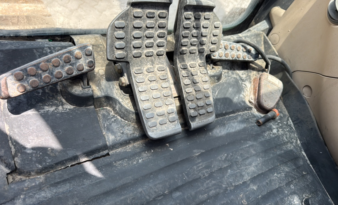 MDX-026-Hitachi-ZX350LC-3-Medium-excavators-inspection-Cabin-Pedals-1