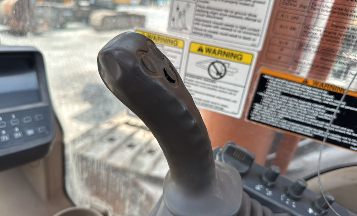 MDX-026-Hitachi-ZX350LC-3-Medium-excavators-inspection-Cabin-Joysticks-1
