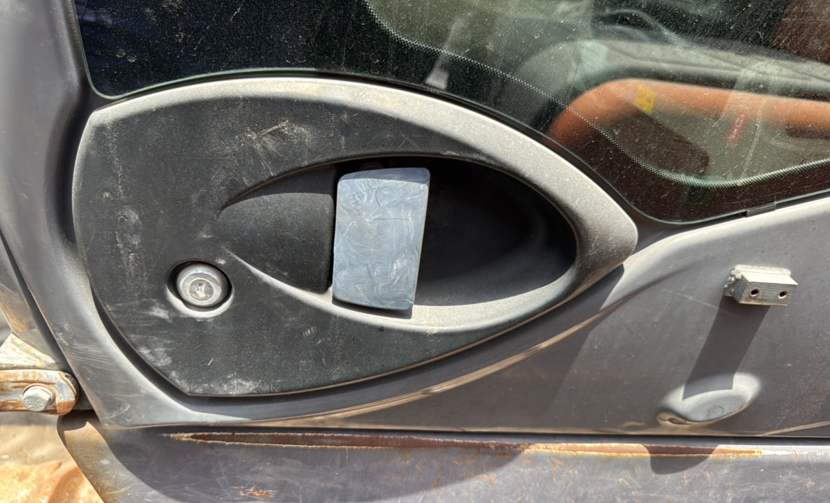 MDX-026-Hitachi-ZX350LC-3-Medium-excavators-inspection-Cabin-Door-handles-1