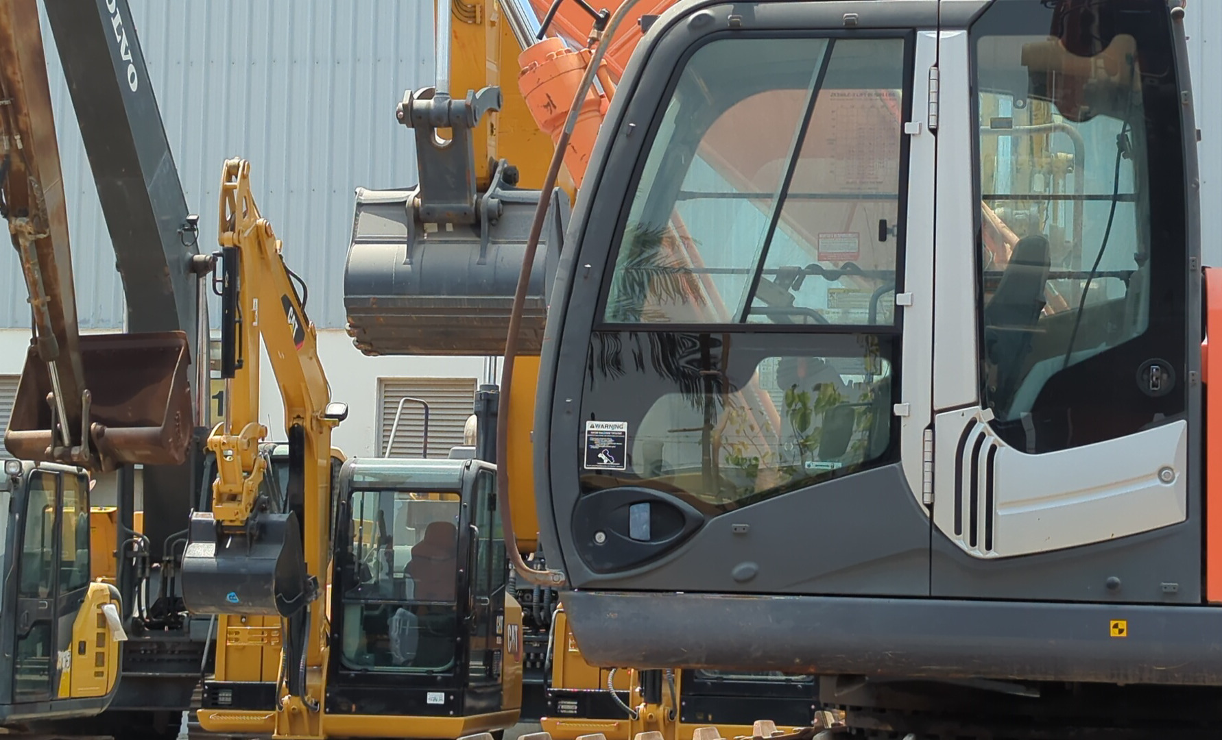 MDX-026-Hitachi-ZX350LC-3-Medium-excavators-inspection-Structure-Doors-1