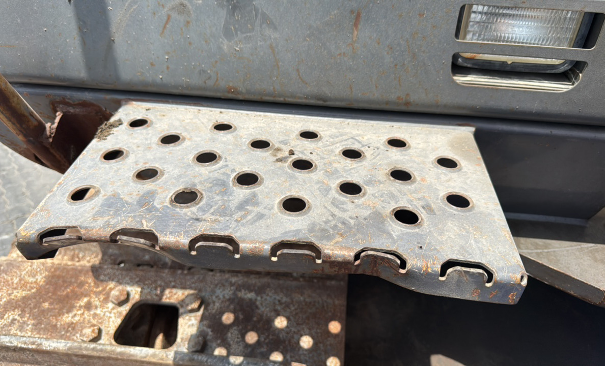 MDX-026-Hitachi-ZX350LC-3-Medium-excavators-inspection-Structure-Steps/ladders-1