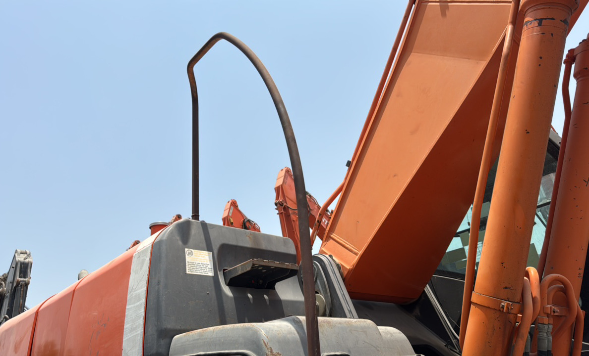 MDX-026-Hitachi-ZX350LC-3-Medium-excavators-inspection-Structure-Handrails-1