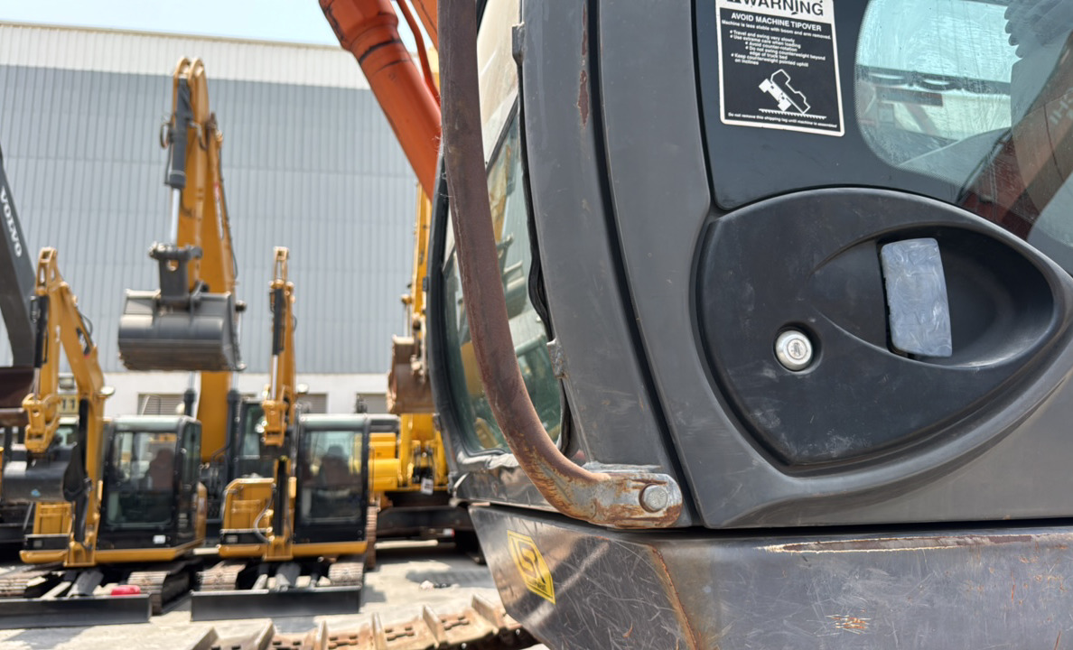 MDX-026-Hitachi-ZX350LC-3-Medium-excavators-inspection-Structure-Handrails-1