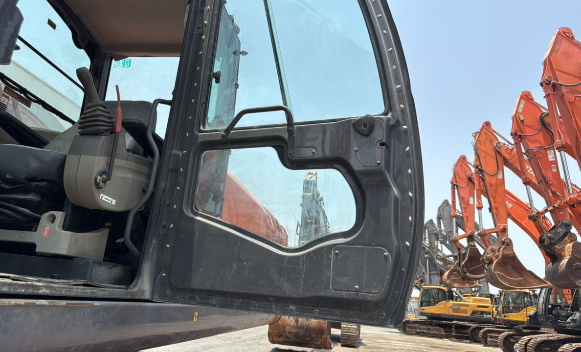 MDX-026-Hitachi-ZX350LC-3-Medium-excavators-inspection-Structure-Doors-2